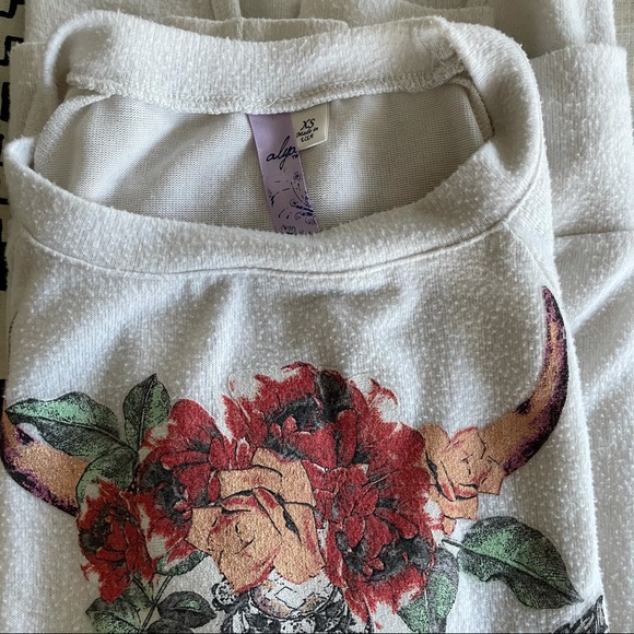 Cattle skull floral top - Picture 3 of 3